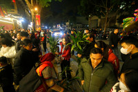 Người dân Hà Nội đi chùa cầu an trong đêm giao thừa