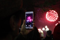 Ngắm những màn pháo hoa lung linh sắc màu trong đêm giao thừa ở Hà Nội