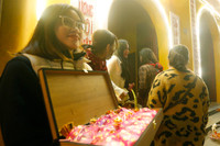 Người dân Hà Nội đi chùa cầu an trong đêm giao thừa