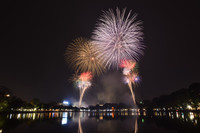 Ngắm những màn pháo hoa lung linh sắc màu trong đêm giao thừa ở Hà Nội