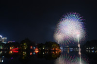 Ngắm những màn pháo hoa lung linh sắc màu trong đêm giao thừa ở Hà Nội