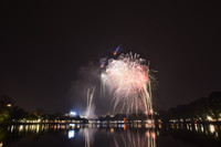 Ngắm những màn pháo hoa lung linh sắc màu trong đêm giao thừa ở Hà Nội