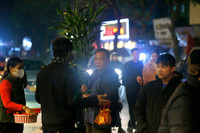 Người dân Hà Nội đi chùa cầu an trong đêm giao thừa