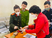 Công an Hà Nội hướng dẫn người dân, cài đặt VNeID tại lễ hội