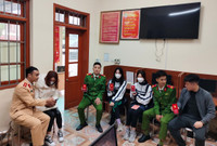 Công an Hà Nội hướng dẫn người dân, cài đặt VNeID tại lễ hội