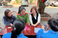 Công an Hà Nội hướng dẫn người dân, cài đặt VNeID tại lễ hội