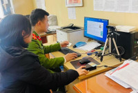 Công an Hà Nội hướng dẫn người dân, cài đặt VNeID tại lễ hội