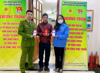 Công an Hà Nội hướng dẫn người dân, cài đặt VNeID tại lễ hội