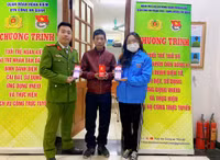 Công an Hà Nội hướng dẫn người dân, cài đặt VNeID tại lễ hội