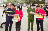 Công an Hà Nội hướng dẫn người dân, cài đặt VNeID tại lễ hội