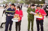 Công an Hà Nội hướng dẫn người dân, cài đặt VNeID tại lễ hội