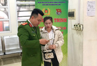 Công an Hà Nội hướng dẫn người dân, cài đặt VNeID tại lễ hội