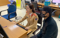 Công an Hà Nội hướng dẫn người dân, cài đặt VNeID tại lễ hội