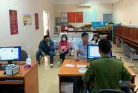 Công an Hà Nội hướng dẫn người dân, cài đặt VNeID tại lễ hội