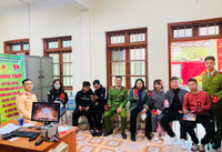 Công an Hà Nội hướng dẫn người dân, cài đặt VNeID tại lễ hội