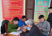 Công an Hà Nội hướng dẫn người dân, cài đặt VNeID tại lễ hội