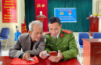 Công an Hà Nội hướng dẫn người dân, cài đặt VNeID tại lễ hội