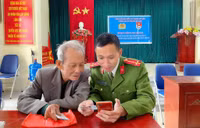 Công an Hà Nội hướng dẫn người dân, cài đặt VNeID tại lễ hội