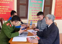 Công an Hà Nội hướng dẫn người dân, cài đặt VNeID tại lễ hội