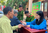 Công an Hà Nội hướng dẫn người dân, cài đặt VNeID tại lễ hội