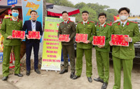 Công an Hà Nội hướng dẫn người dân, cài đặt VNeID tại lễ hội