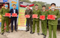 Công an Hà Nội hướng dẫn người dân, cài đặt VNeID tại lễ hội