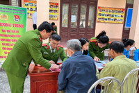 Công an Hà Nội hướng dẫn người dân, cài đặt VNeID tại lễ hội