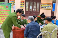 Công an Hà Nội hướng dẫn người dân, cài đặt VNeID tại lễ hội