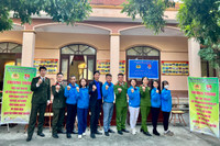 Công an Hà Nội hướng dẫn người dân, cài đặt VNeID tại lễ hội