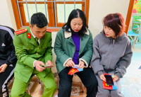 Công an Hà Nội hướng dẫn người dân, cài đặt VNeID tại lễ hội