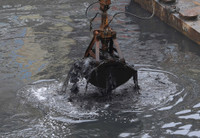 Công nhân dầm mình trong mưa rét, nạo vét bùn sông Tô Lịch