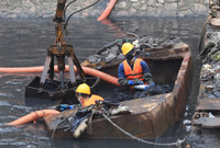 Công nhân dầm mình trong mưa rét, nạo vét bùn sông Tô Lịch