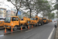 Công nhân dầm mình trong mưa rét, nạo vét bùn sông Tô Lịch