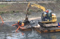 Công nhân dầm mình trong mưa rét, nạo vét bùn sông Tô Lịch