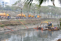 Công nhân dầm mình trong mưa rét, nạo vét bùn sông Tô Lịch