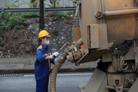 Công nhân dầm mình trong mưa rét, nạo vét bùn sông Tô Lịch