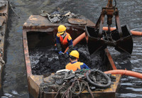 Công nhân dầm mình trong mưa rét, nạo vét bùn sông Tô Lịch