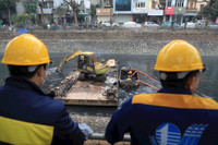Công nhân dầm mình trong mưa rét, nạo vét bùn sông Tô Lịch