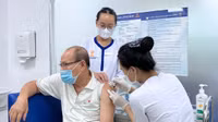 Người dân Hà Nội chủ động đi tiêm vaccine ngừa cúm