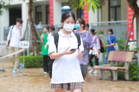 Thí sinh vui vẻ, thoải mái sau khi kết thúc ngày thi đầu tiên 