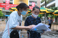 Thí sinh vui vẻ, thoải mái sau khi kết thúc ngày thi đầu tiên 