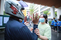 Thí sinh vui vẻ, thoải mái sau khi kết thúc ngày thi đầu tiên 