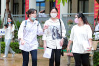 Thí sinh vui vẻ, thoải mái sau khi kết thúc ngày thi đầu tiên 