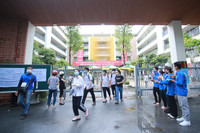 Thí sinh vui vẻ, thoải mái sau khi kết thúc ngày thi đầu tiên 