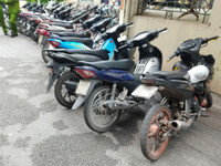 Cận cảnh hơn 40 thanh, thiếu niên 'đầu trần' đi xe không biển bị Cảnh sát 141 hóa trang phát hiện, xử lý