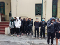 Cận cảnh hơn 40 thanh, thiếu niên 'đầu trần' đi xe không biển bị Cảnh sát 141 hóa trang phát hiện, xử lý