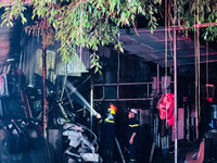 Dập tắt đám cháy nhà dân tại quận Hoàng Mai