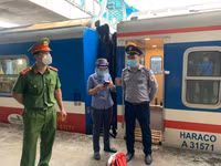 [Ảnh] Hơn 100 hành khách đầu tiên trên chuyến tàu Bắc Nam khởi hành từ Hà Nội 