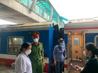 [Ảnh] Hơn 100 hành khách đầu tiên trên chuyến tàu Bắc Nam khởi hành từ Hà Nội 