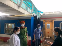 [Ảnh] Hơn 100 hành khách đầu tiên trên chuyến tàu Bắc Nam khởi hành từ Hà Nội 